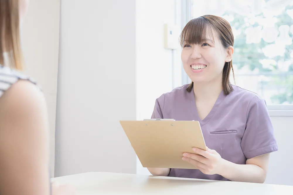 女性にカウンセリングを行う整体師