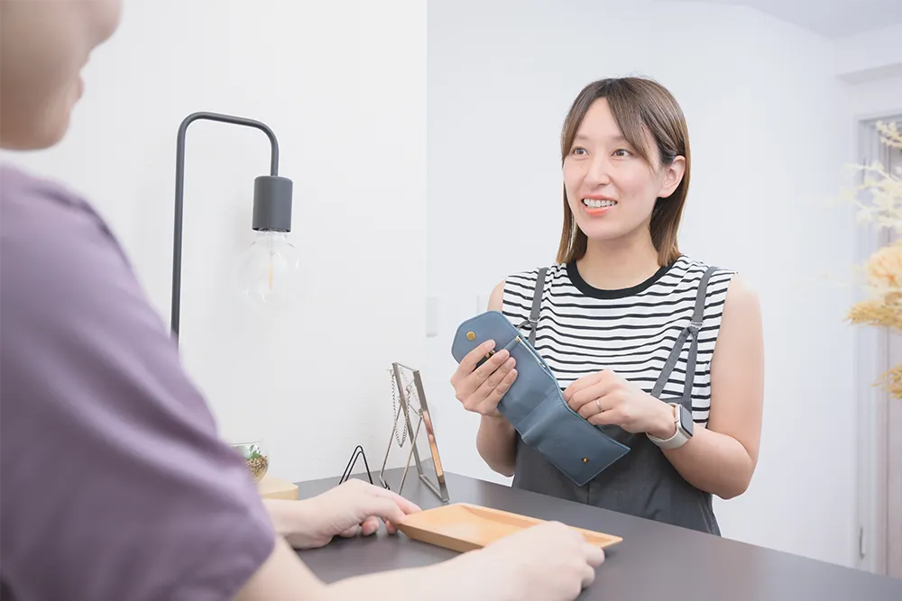 患者を見送る整体師