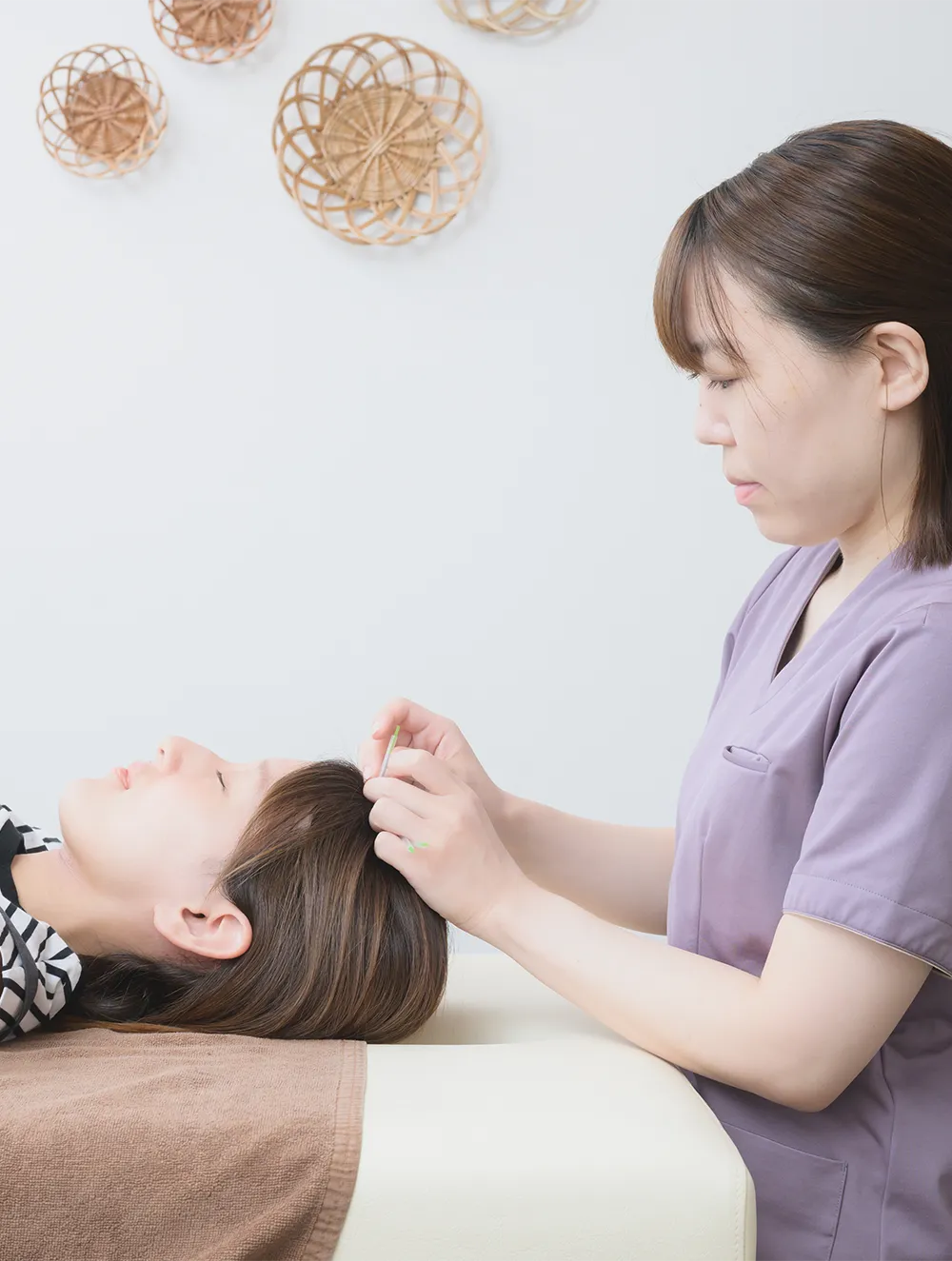 女性の体の痛みを検査をする整体師