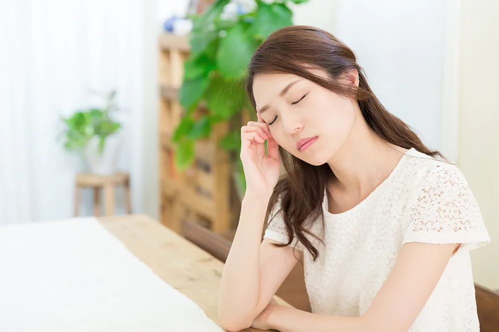 体調が悪く椅子に座っている女性