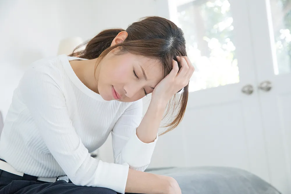 頭が痛む女性