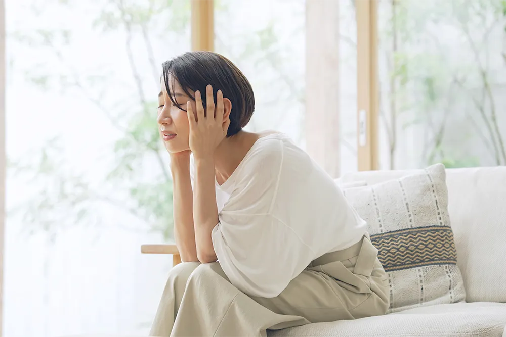 頭を抱える女性