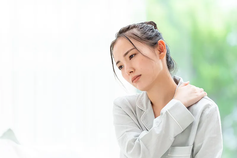 肩が痛む女性