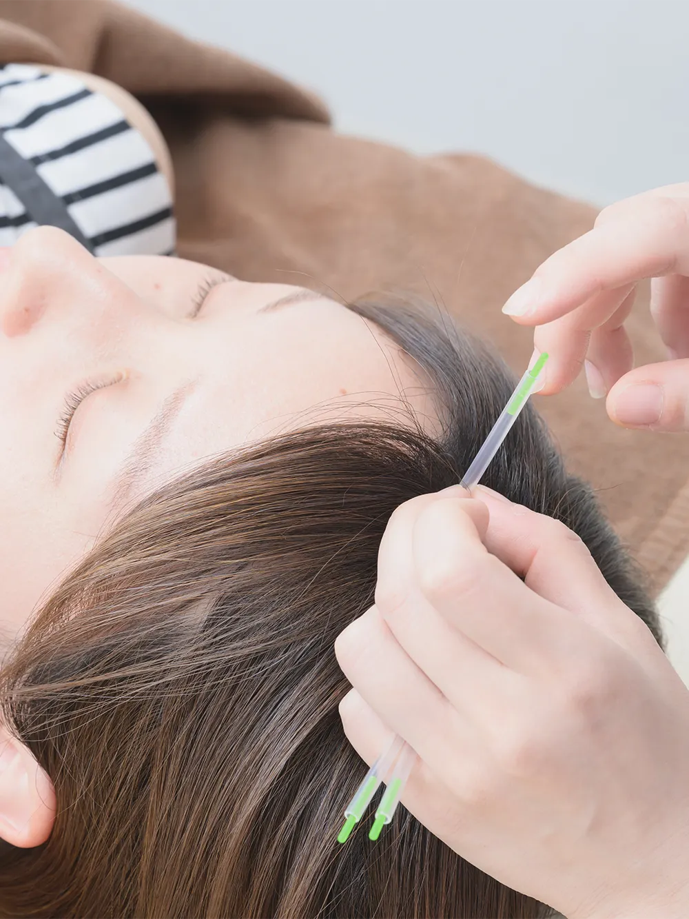 女性の体の痛みを検査をする整体師