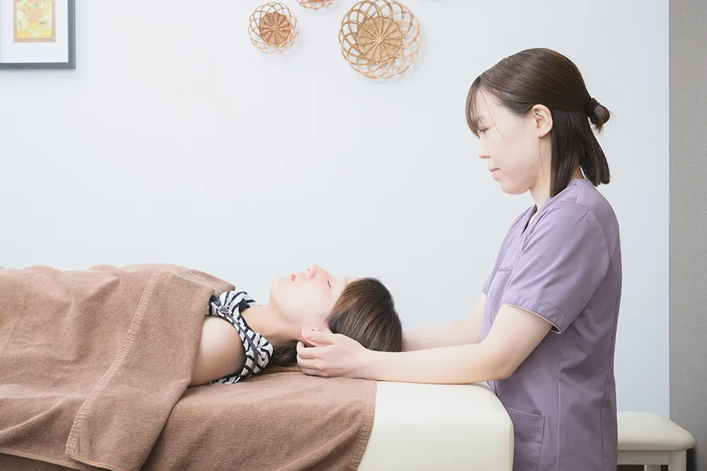 首まわりの整体施術を受ける女性