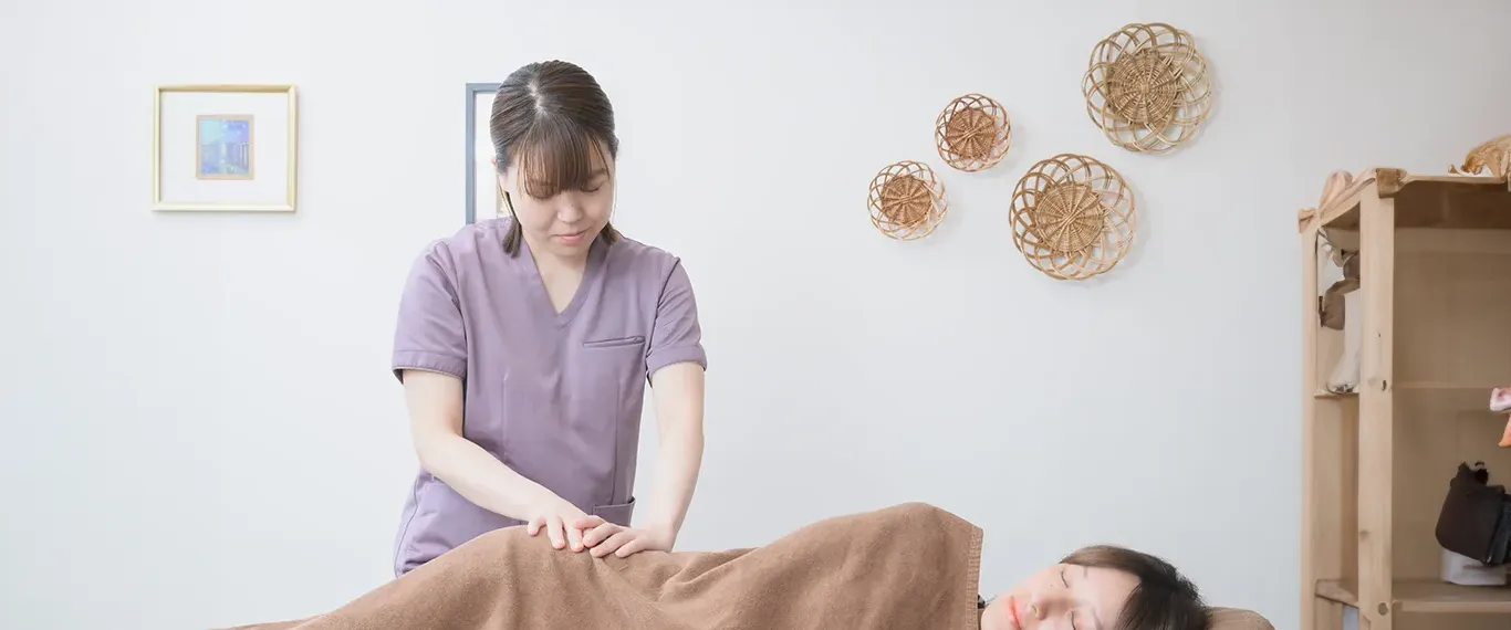 頭の整体施術を受ける女性