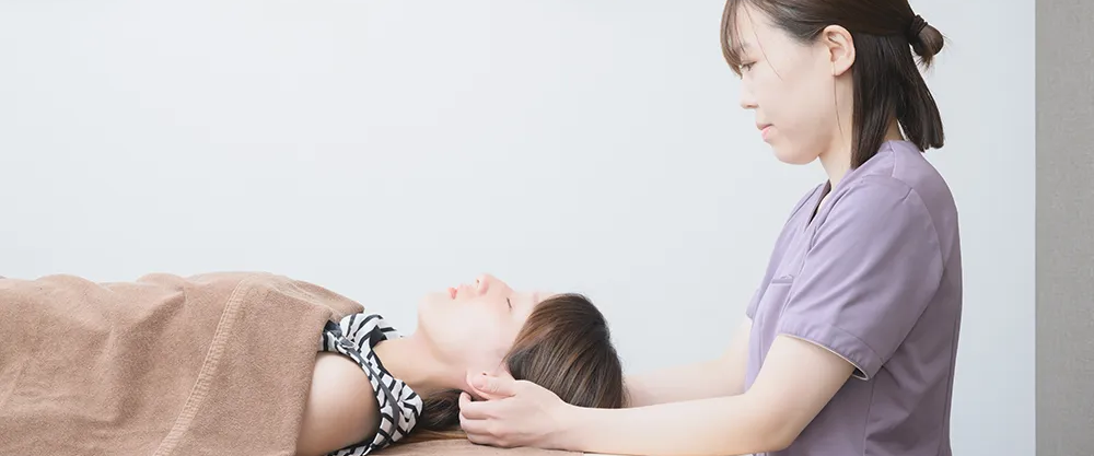 首まわりの整体施術を受ける女性